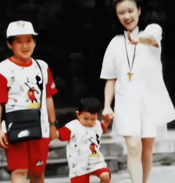 她曾是央视“第一美女”,当红时赴港生子移居美国,如今怎样了?