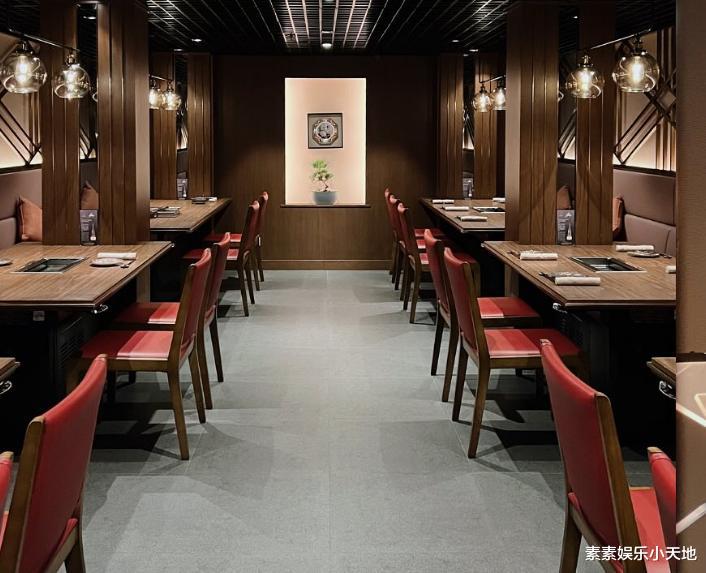 李嘉欣和姐姐一起庆生,62岁李嘉明变漂亮,姐妹同框吃和牛