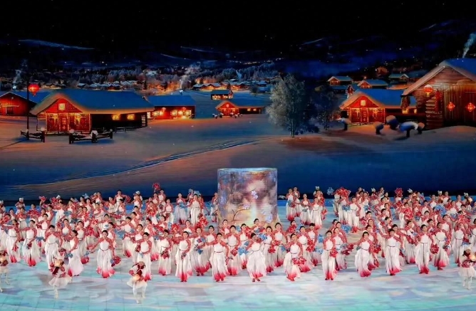 78岁霍震霆现身亚冬会,穿米色大衣好时髦,郭晶晶霍启刚一路跟随