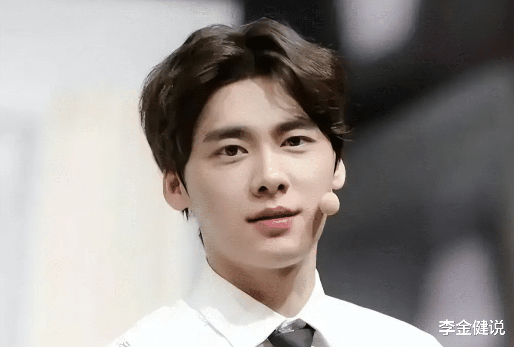 封杀2年后，李易峰近照曝光，一身红球衣，网友：要复出了？