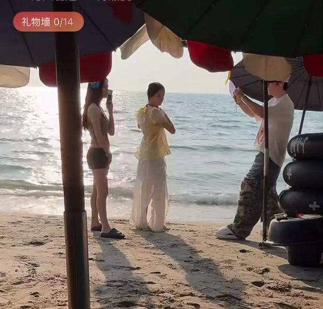 钟丽缇一家泰国度假，张伦硕海边直播给女儿拍照，跟亲爸爸没区别