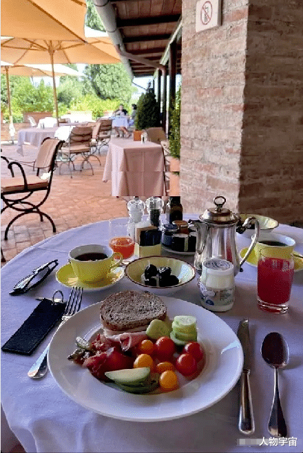 “豪门狙击手”封盘大婚,因草根出身严禁父母出镜,宾客急删视频