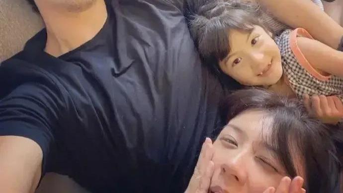 贾静雯一连生3个女儿，前婆婆在一次采访时嘲讽：“多亏我儿子和她离婚了。”