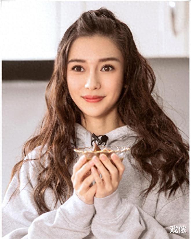 杨颖的宣传团队提出一个让她重回巅峰的方案,没想到杨颖果断拒绝