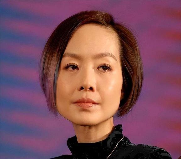 41岁贾玲和53岁鲁豫同框,饿瘦和运动瘦的差别不言而谕