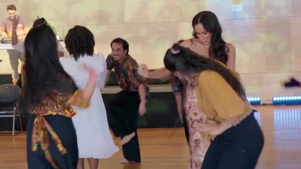 43岁梅根放飞自我！穿吊带裙热舞，和哈里王子在哥伦比亚大出风头