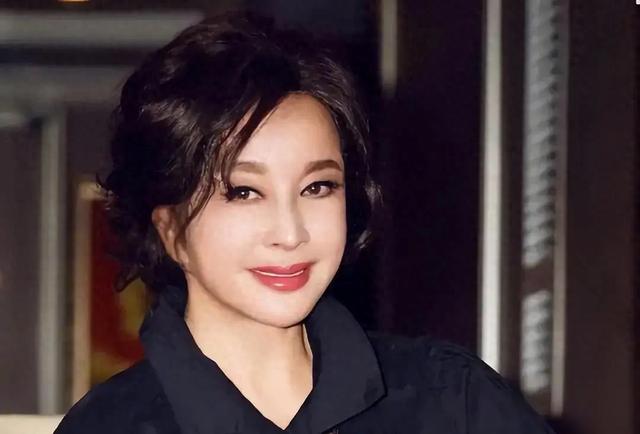 71岁刘晓庆吓坏了好多人，针打多了真的会起反作用！自然老挺好