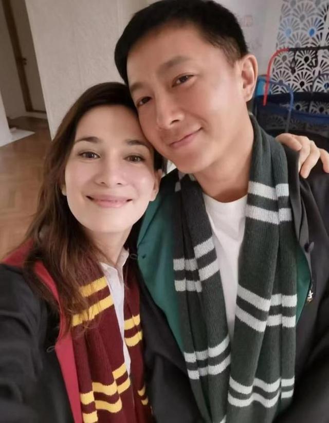 韩庚带卢靖姗回东北老家过年,逛超市买路边摊不戴口罩,超接地气