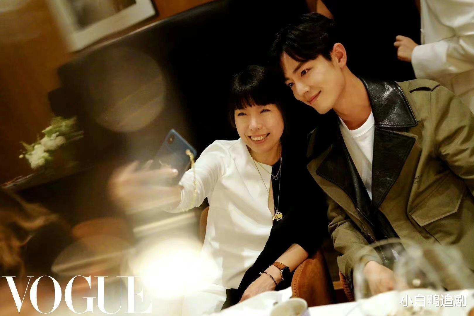 太惊喜了！肖战杨紫当年摸头杀照片曝光！这表情说没事儿，我不信