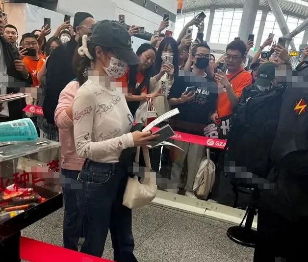 很幻灭!蔡依林现身贵阳机场,生图又矮又小比例差,被嘲不足158