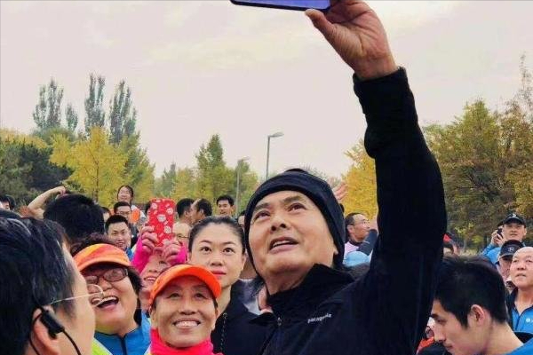 周润发带43岁TVB花旦跑步，当街为对方拉伸好体贴，懒理路人围观