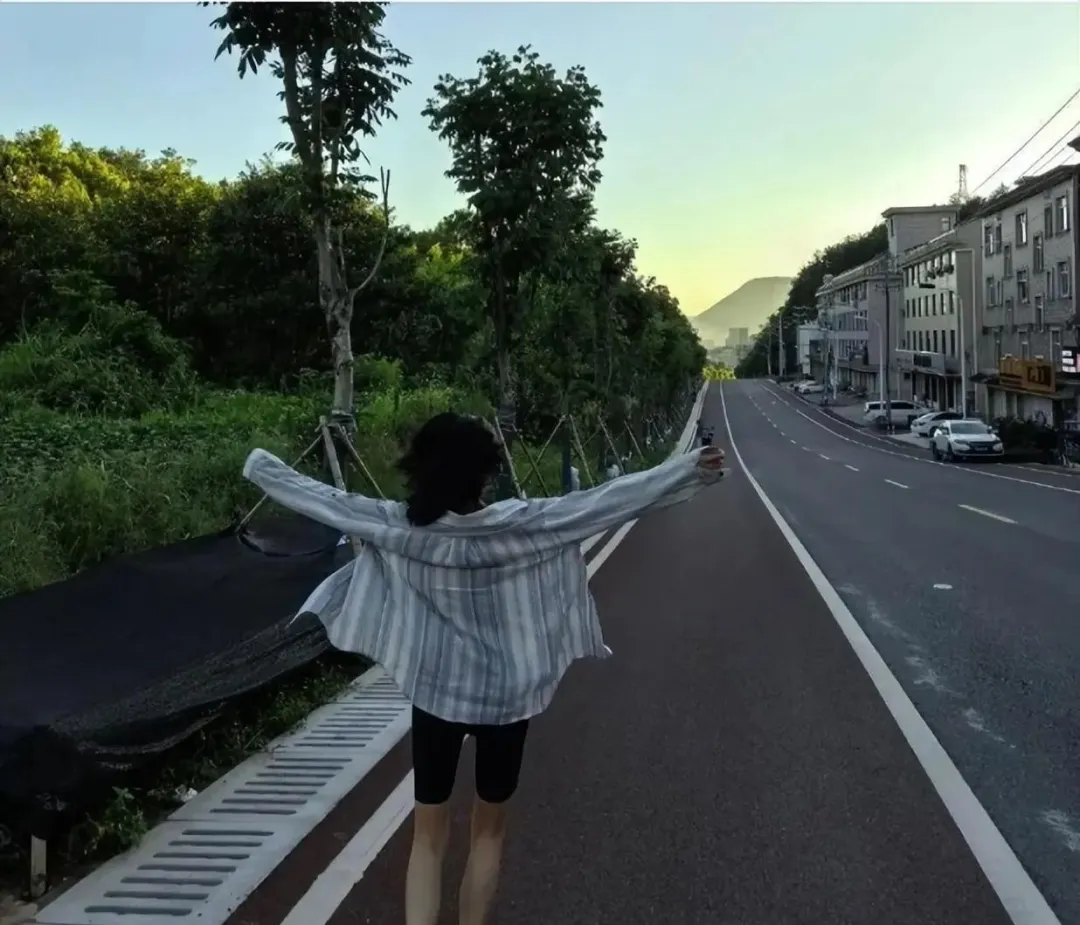 42岁万茜大清早晒运动照，睡眼惺忪头发飞舞，身材似18岁少女！