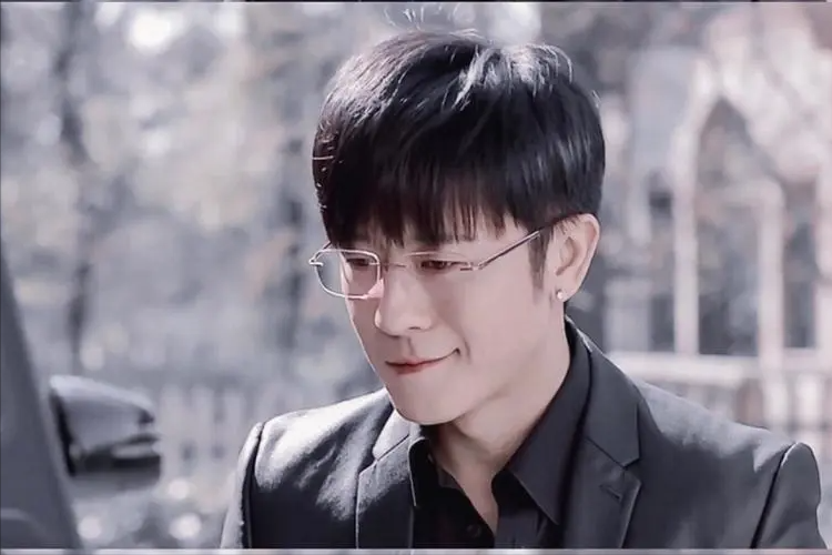 亲妈干妈都是导演，20年捧不红他，却不料在娶女导演改名后火了！