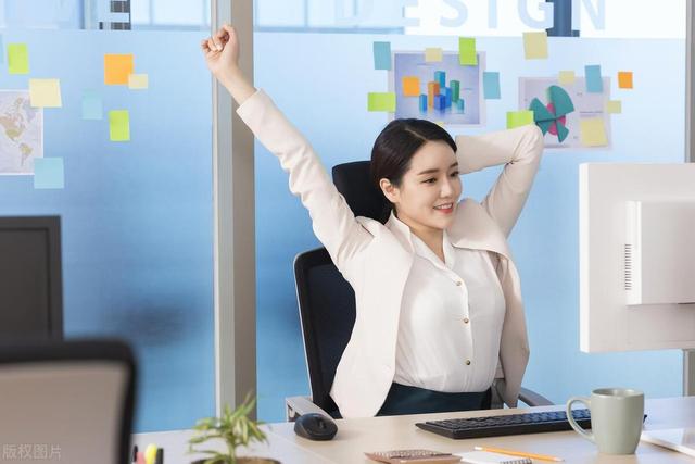 在单位，女同事答应了你 4 件事，就是默认“越界”，错不了