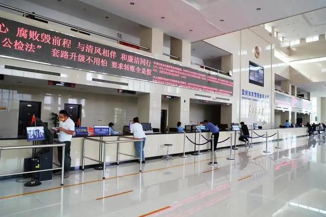 为啥很多车主宁愿把车丢掉，也不去车管所报废？车主：我不笨