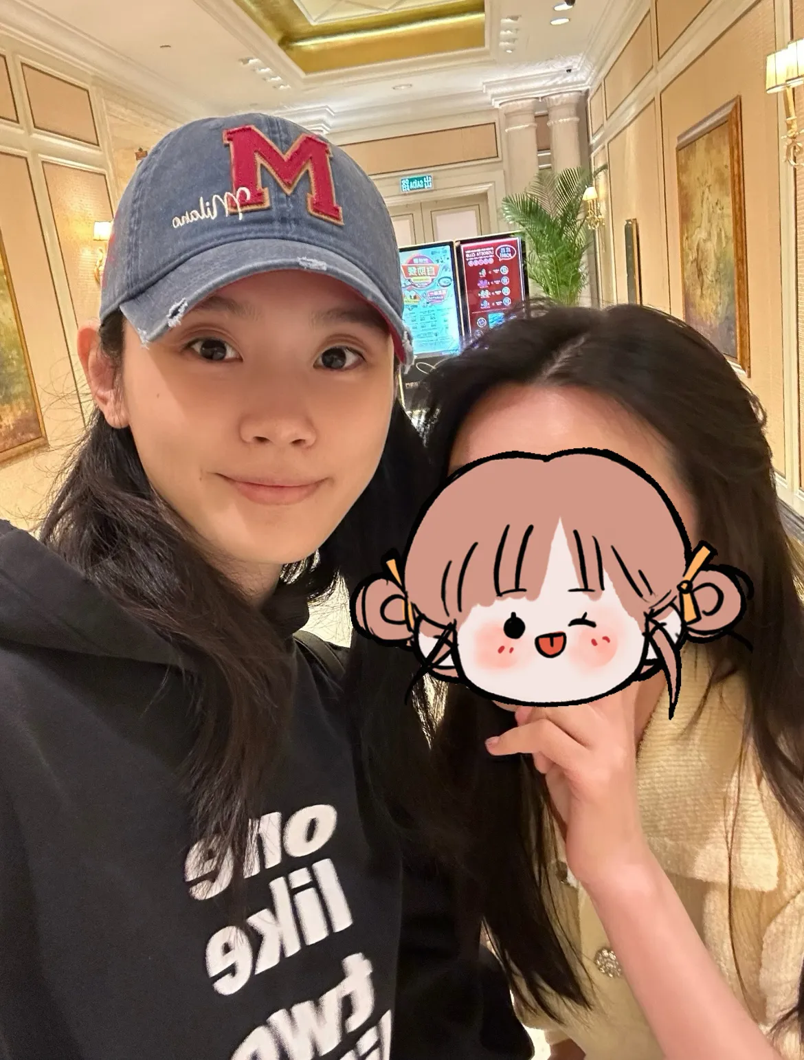 偶遇奚梦瑶一家逛街,一个保姆牵儿子一个抱女儿,带娃方式好惬意