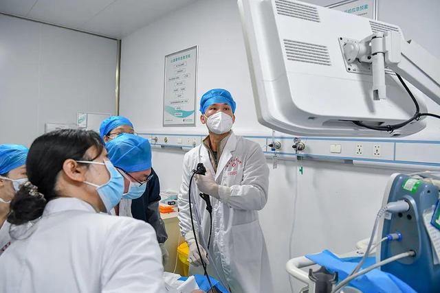 53岁男子夜间猝死，生前爱散步没三高，医生叹息：都是2件事害的