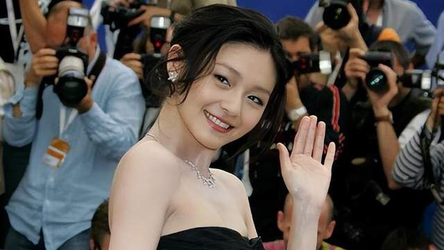 大S树葬流程曝光，骨灰倒入后需重新翻土，汪小菲儿女惹人心疼