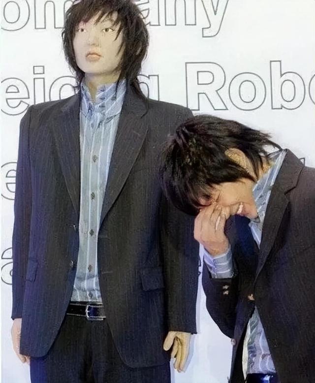 明星蜡像被玩坏:鹿晗嘴被亲掉皮,孙俪被占便宜,杨幂认不出来