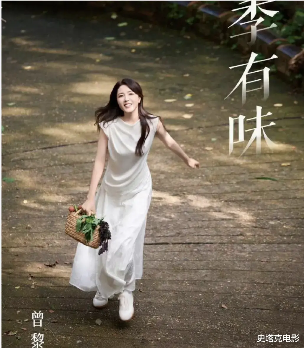 47岁曾黎穿卡通卫衣「蒸荔枝」：娇俏如30岁，马伊琍的4个字评价太准