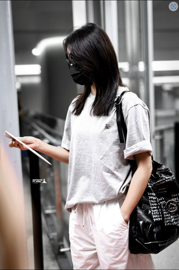 辛芷蕾的瑜伽裤大揭秘:如何用裤子搬家成为网络热梗!