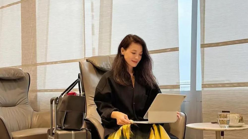 48岁舒淇机场被偶遇，穿搭时髦难掩白发，婚后8年变化太大！