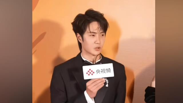 搞抽象还是真文盲？王一博发言再现脑袋空空，主持人全程尬笑不止