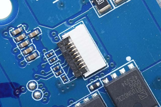 支持65W PD快充和120W小米快充，小米165W自帶線充電寶拆解