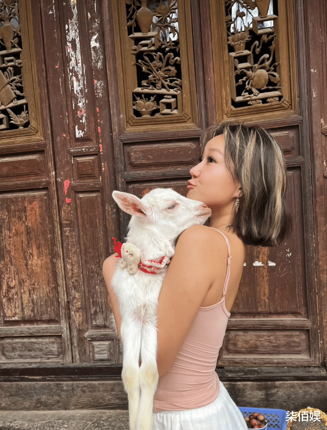 主持人李静一家云南采菌子,21岁女儿由外婆一手带大,漂亮又洋气