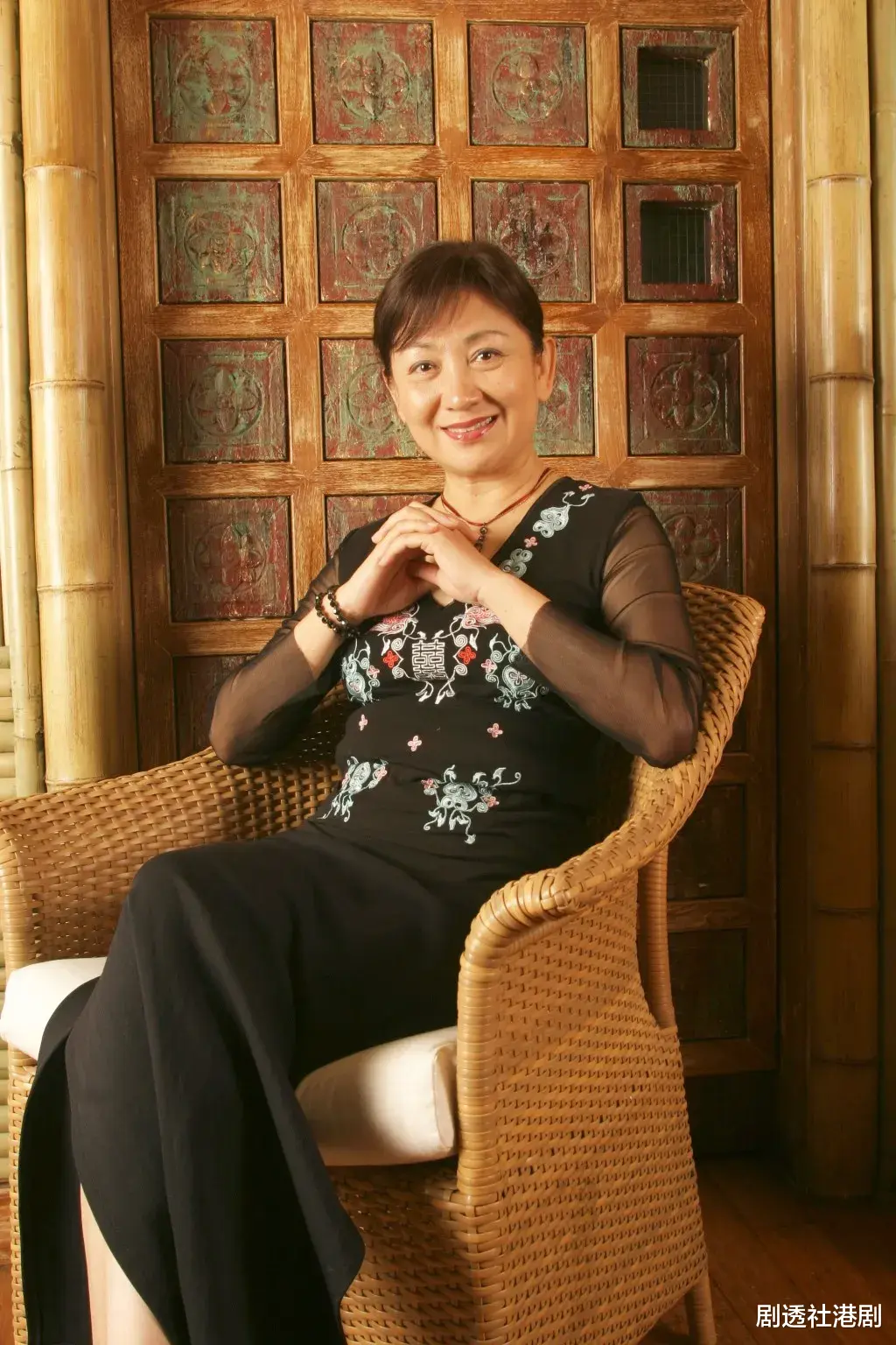 亚视“镇台之宝”永不言休,出身演艺世家,父亲是“扫地僧”