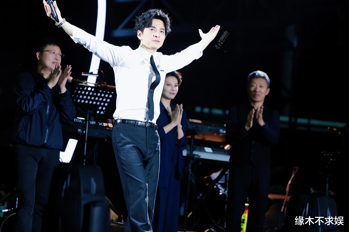 李健要当爸爸了？孟小蓓半年胖30斤疑怀孕，李健小心搀扶妻子！