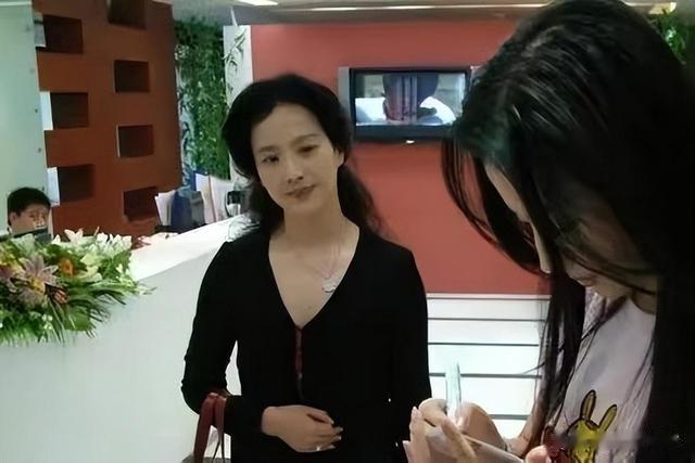 刘亦菲母亲刘晓莉：长得比女儿还漂亮，两婚两离，65岁单身也幸福