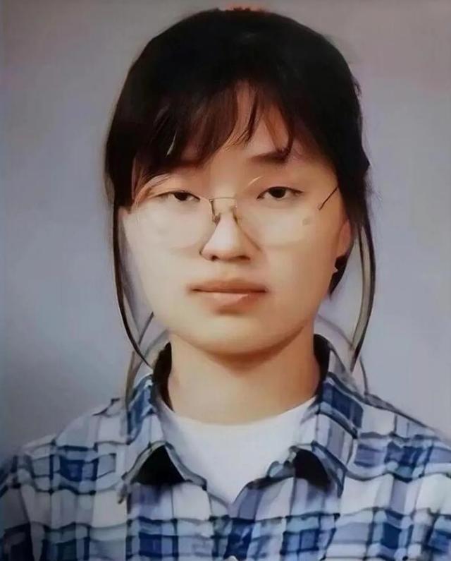 整容魔咒！52岁韩国第一夫人：娃娃脸憔悴，身形佝偻，压力山大