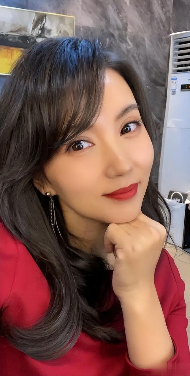 45岁陈好现身北京：衣着邋遢三角区显眼，为何会沦落至如今地步？