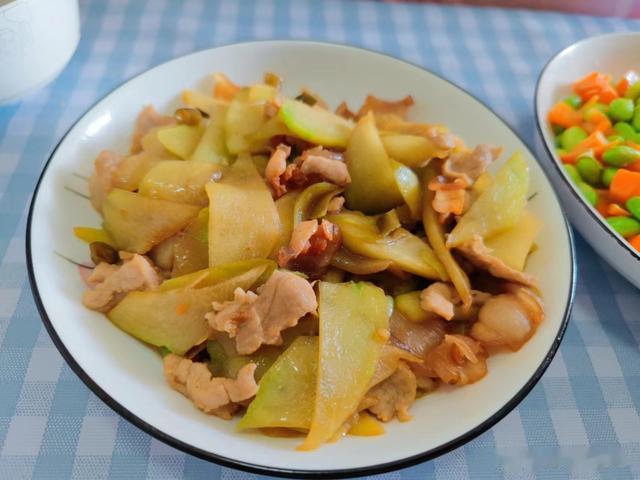 江西县城一家三口的午饭,两荤两素,15分钟搞定,网友:是个狠人