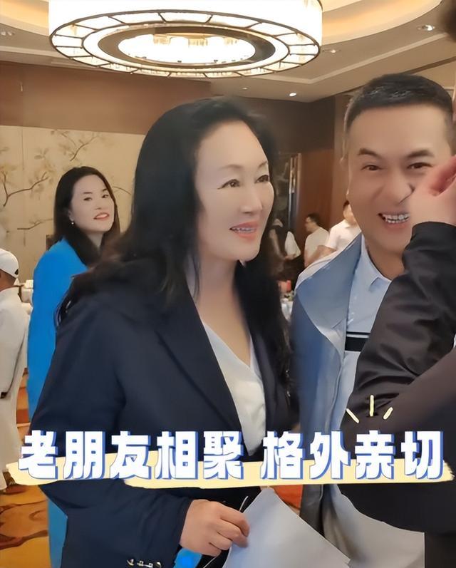 57岁王志文罕见露面!身体发福,头发掉谢顶,与女友人拥抱乐开花