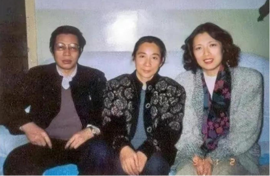 1991年张宁和林豆豆夫妇的合影，她不愧是“选妃”出身，颜值很高