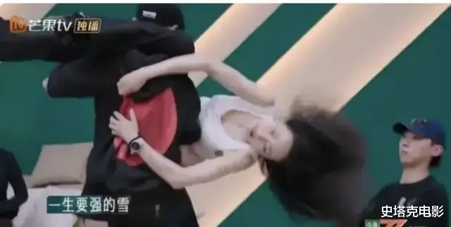 41岁韩雪发布「未修生图」:小短裙长筒袜很撩人,不过评论却翻车