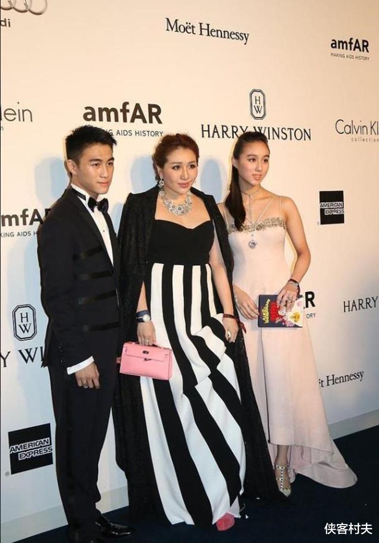 龙生龙凤生凤?赌王幼女何超欣美貌与才华并存,带您“一键入夏”