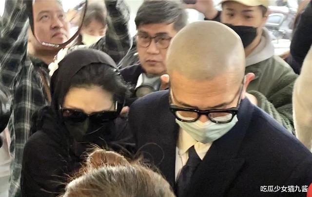 大S戴围巾疑为遮白发，一向爱美却不染发，网友表示：这是哺乳期不能染发！