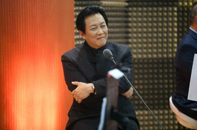 主席形象后继有人,侯京健已接班唐国强,和古月比你更喜欢哪一个