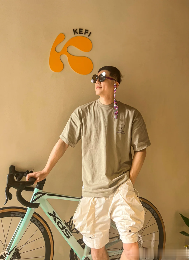 劝你，上了年纪以后：裤要松、衣要简、发要短，帅得高级又得体