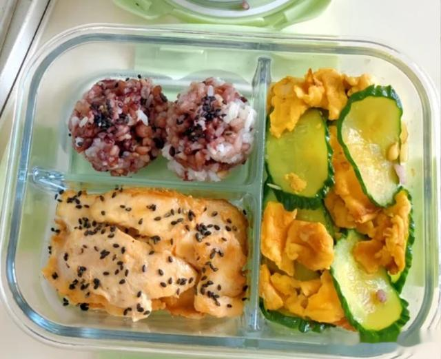 湖北女子带饭上班，同事议论不已，老板坦言：再带饭就别干了