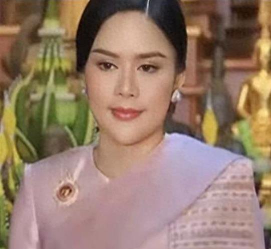 欧拉弄面临双重夹击,苏提达心腹与她齐平,王后故意穿粉色膈应她