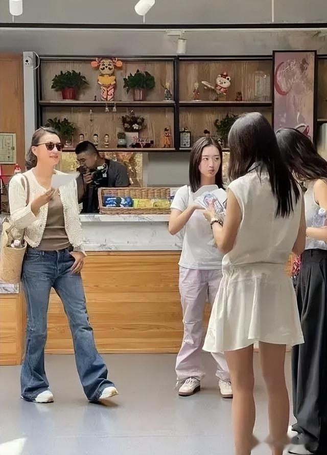 45岁陈好现身北京,衣着邋遢三角区显眼,网友:怎么老成这样了!