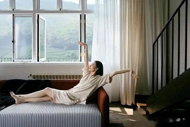 44岁宋佳晒复式大豪宅，素颜素衣大秀美腿，窗外千亩园林暴露奢侈