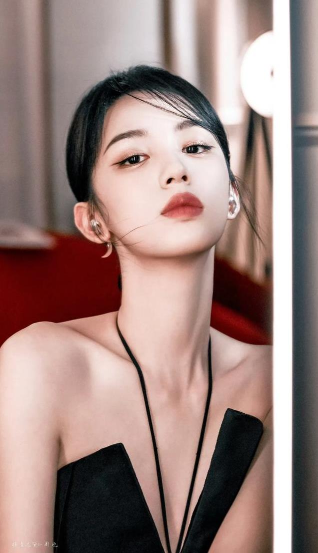 周也平平的也性感