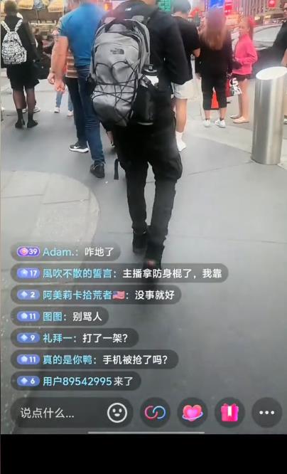 网红美国街头被抢手机,暴揍对方血溅一身,网友:就爱歧视中国人