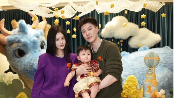 球球儿子周岁宴！孩子白白胖胖像极了赵本山，球球百万玉镯太抢镜