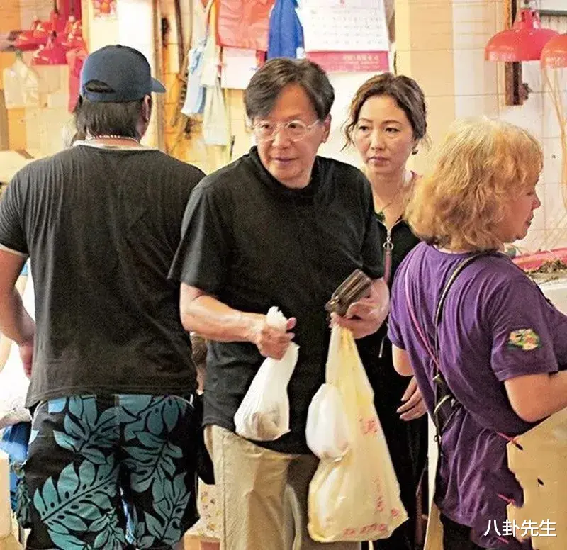 73岁港星深陷老少恋,耗光身家给未婚妻治病,还患上了抑郁症